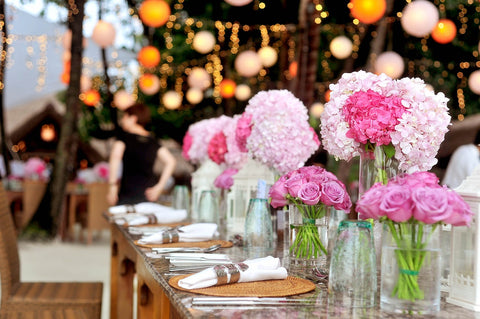Mesa decorada com arranjos de flores em um casamento