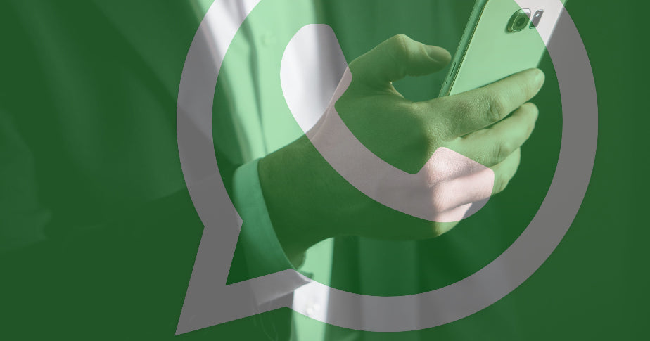 Imagem mostra um homem de terno segurando um celular. Por cima da foto, há uma imagem transparente do logo do WhatsApp, em alusão ao WhatsApp Business.