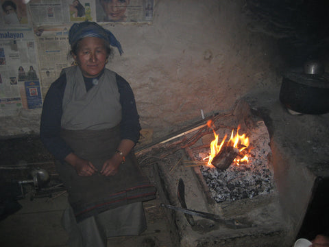 An open fire with no chimney in a tea house in Nepal. A common practice resulting in eye cataracts and lung problems. – B. Trauth