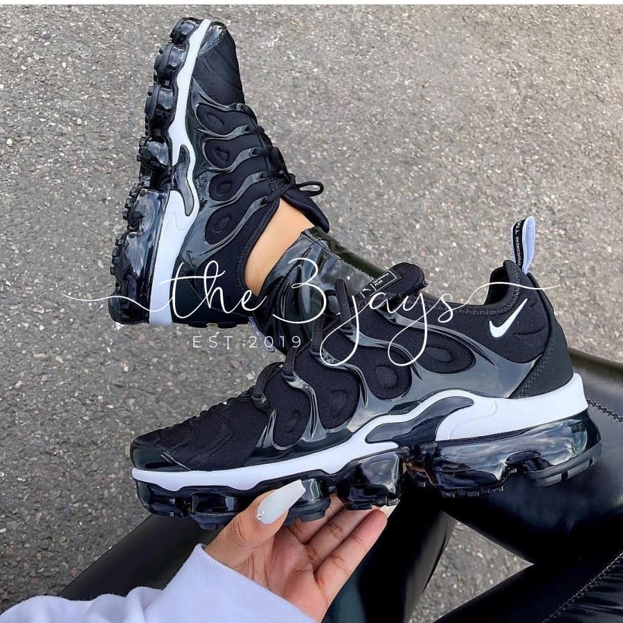 vapormax plus black and white clear bottom