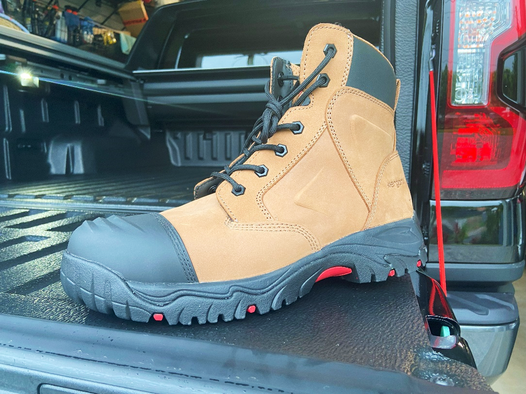 With the Ergonx Elements Work Boot, prepare to experience a new level of comfort and performance that will redefine your expectations for work boots.