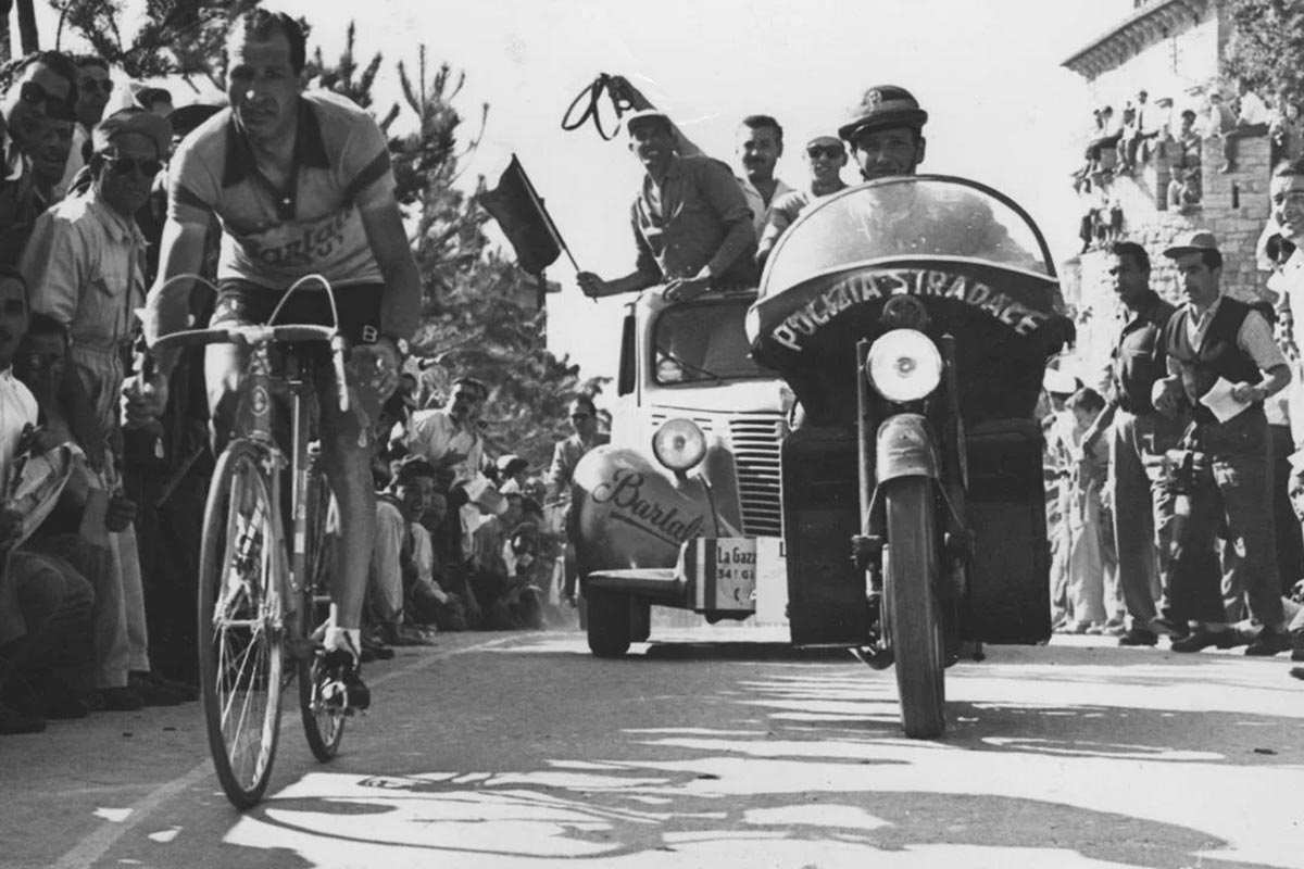 Cyclists from one of the very first Giro d’Italia