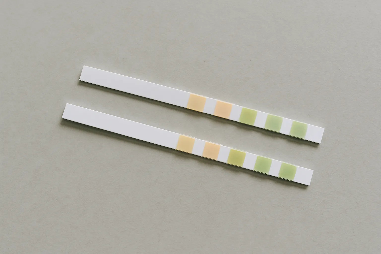 bandelettes de test urinaire posées sur fond neutre, illustration des seuils de détection THC 20 ng/mL et 50 ng/mL