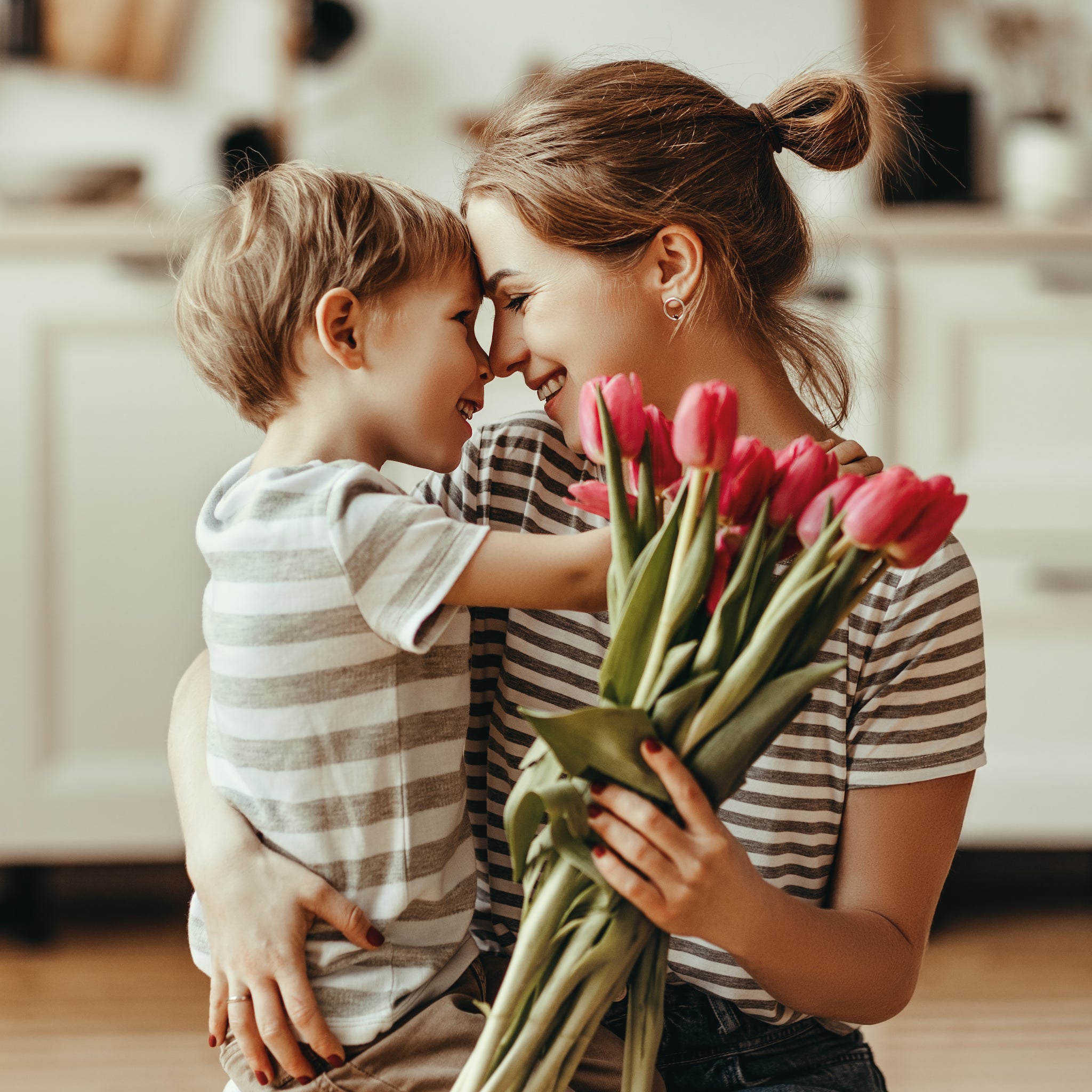 image d'un enfant offrant un bouquet de fleur à sa maman pour la fête des mères