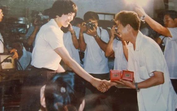 In 1984, the Tianjin Watch Factory gifted SeaGull watches to the Chinese women's volleyball Olympic team.