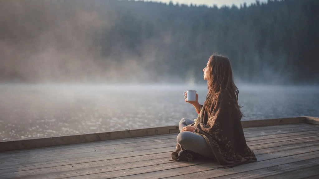 Een vrouw die tot rust komt aan het water