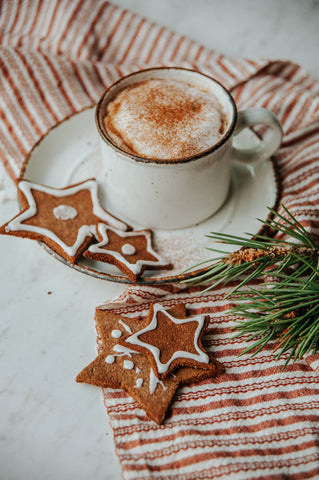 gingerbread latte with gingerbread cookies