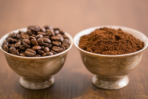 Cuencos de cerámica rellenos de granos de café tostado y café molido