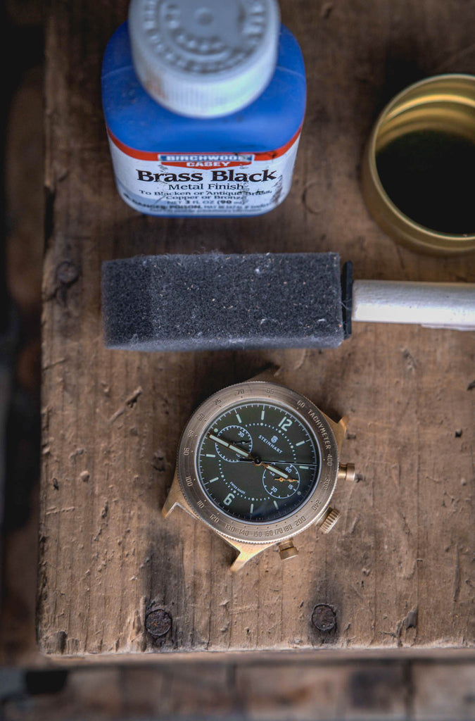 Montre en bronze forçant la patine du laiton cuivre edc