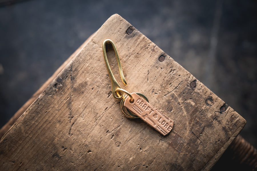https://cdn.shopify.com/s/files/1/0790/3829/products/key-hook-keychain-solid-brass-patina-handmade-durable-rugged-keys-fob-leather-9_900x900.jpg