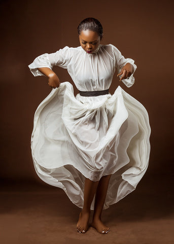 femme qui danse avec une robe de créateur originale