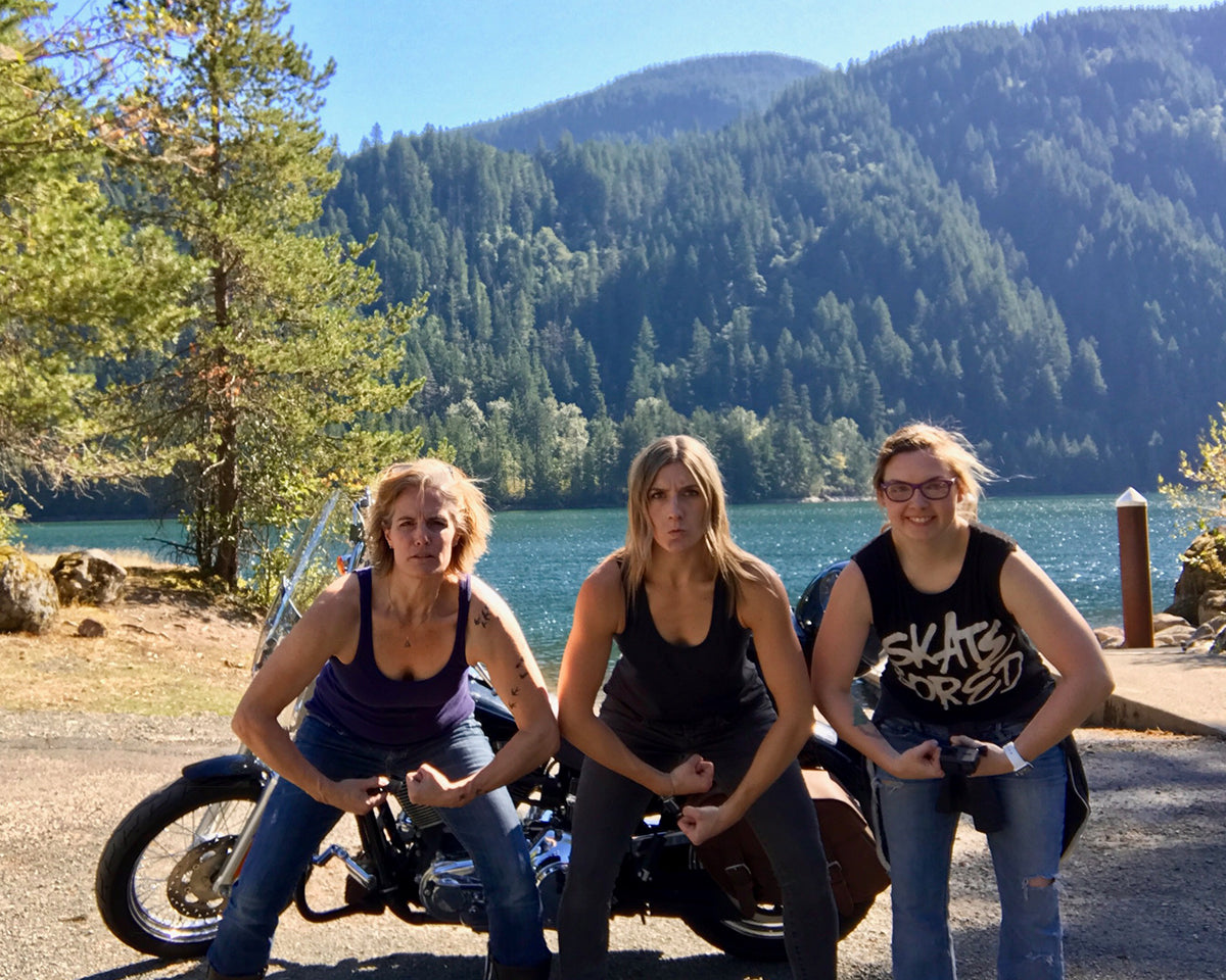 Tough girls who ride motorcycles - Moto Est