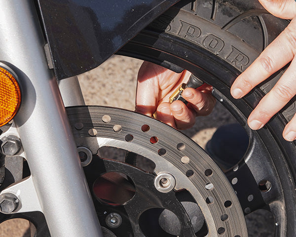 how to check your motorcycle tyre pressure