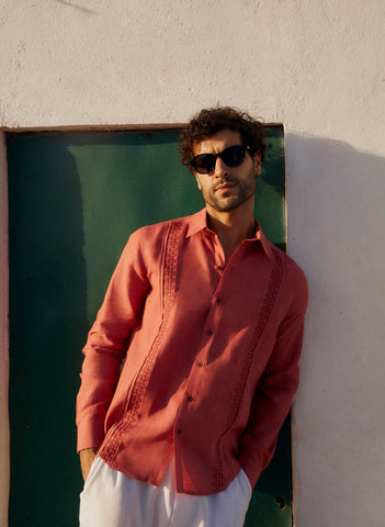 camisa roja guayabera