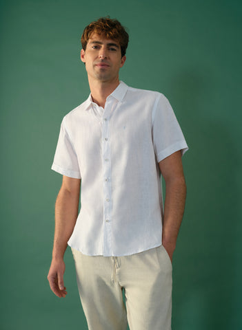 combinacion pantalon de lino y camisa blanca