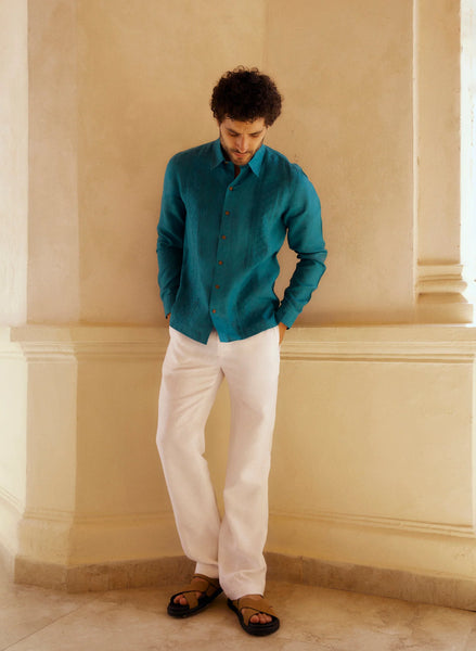 guayabera verde con pantalon de vestir blanco