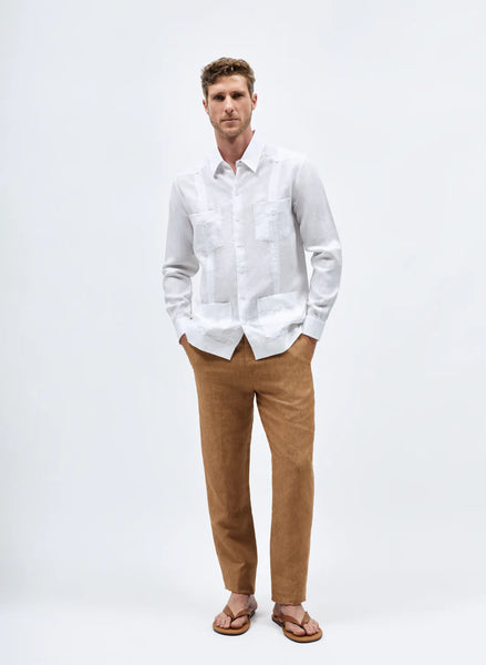 guayabera blanca con pantalon cafe