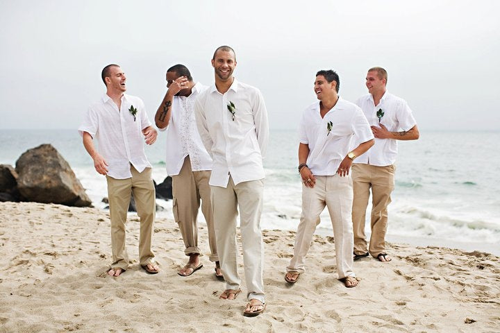 outfits de hombre para vestir en una boda en la playa