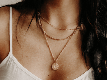 Woman wearing a gold necklace and chains