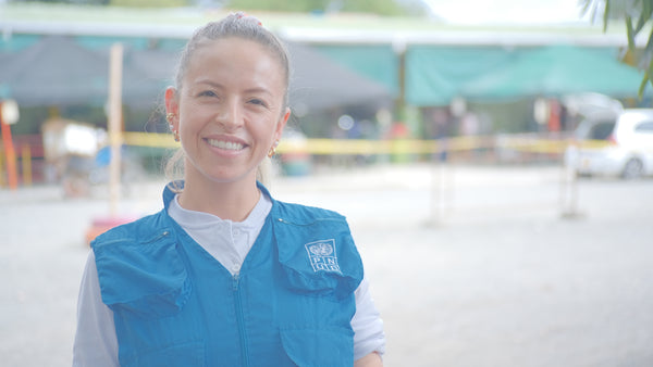 Mujer sonriente Naciones Unidas apoya la industria cafetera sostenible