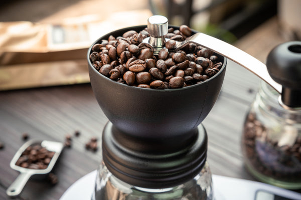 Café en grano en un molino de café más aroma más propiedades del café