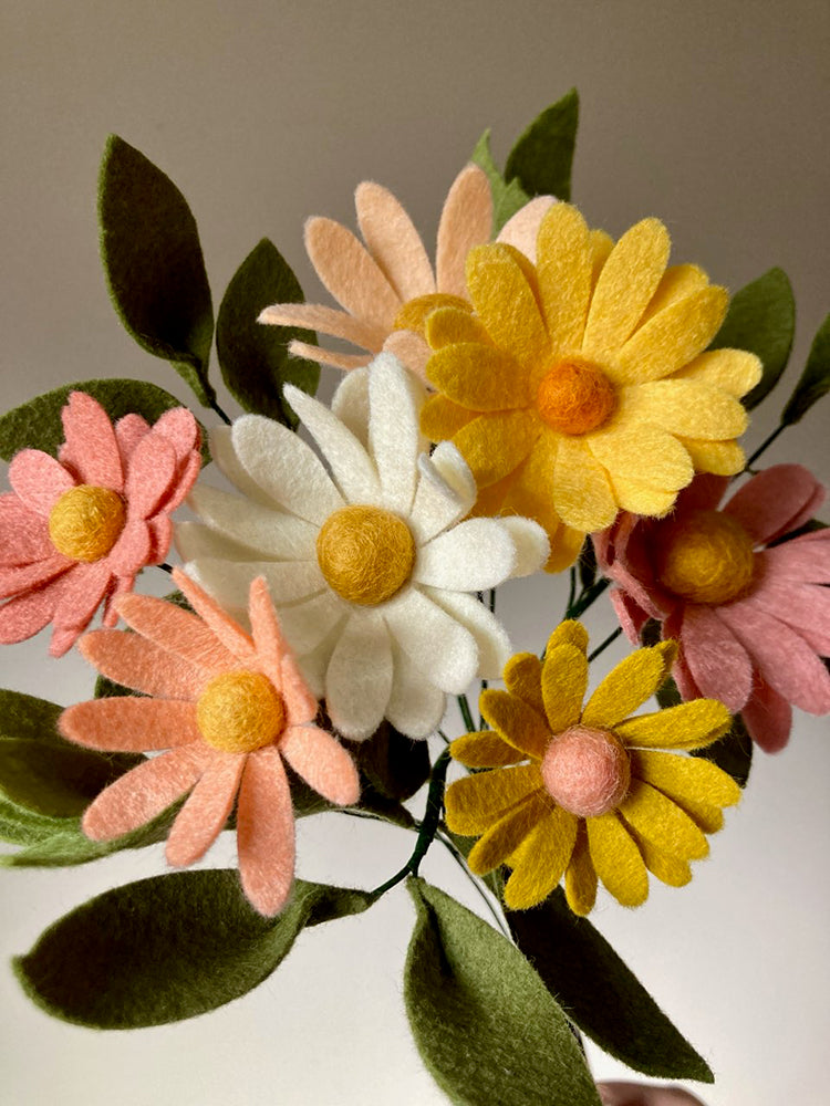 Finished small daisy bouquet