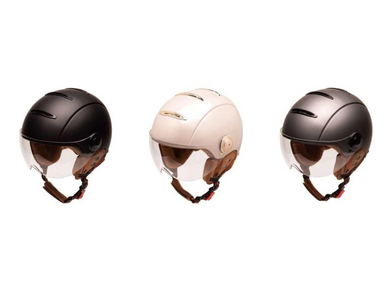 photo de trois casques de vélo