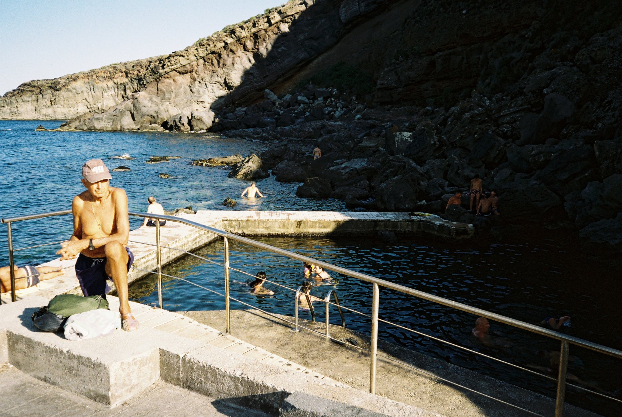 Photo d'ambiance prise à Pantelleria, journal OMEAR, collection de basiques en coton bio