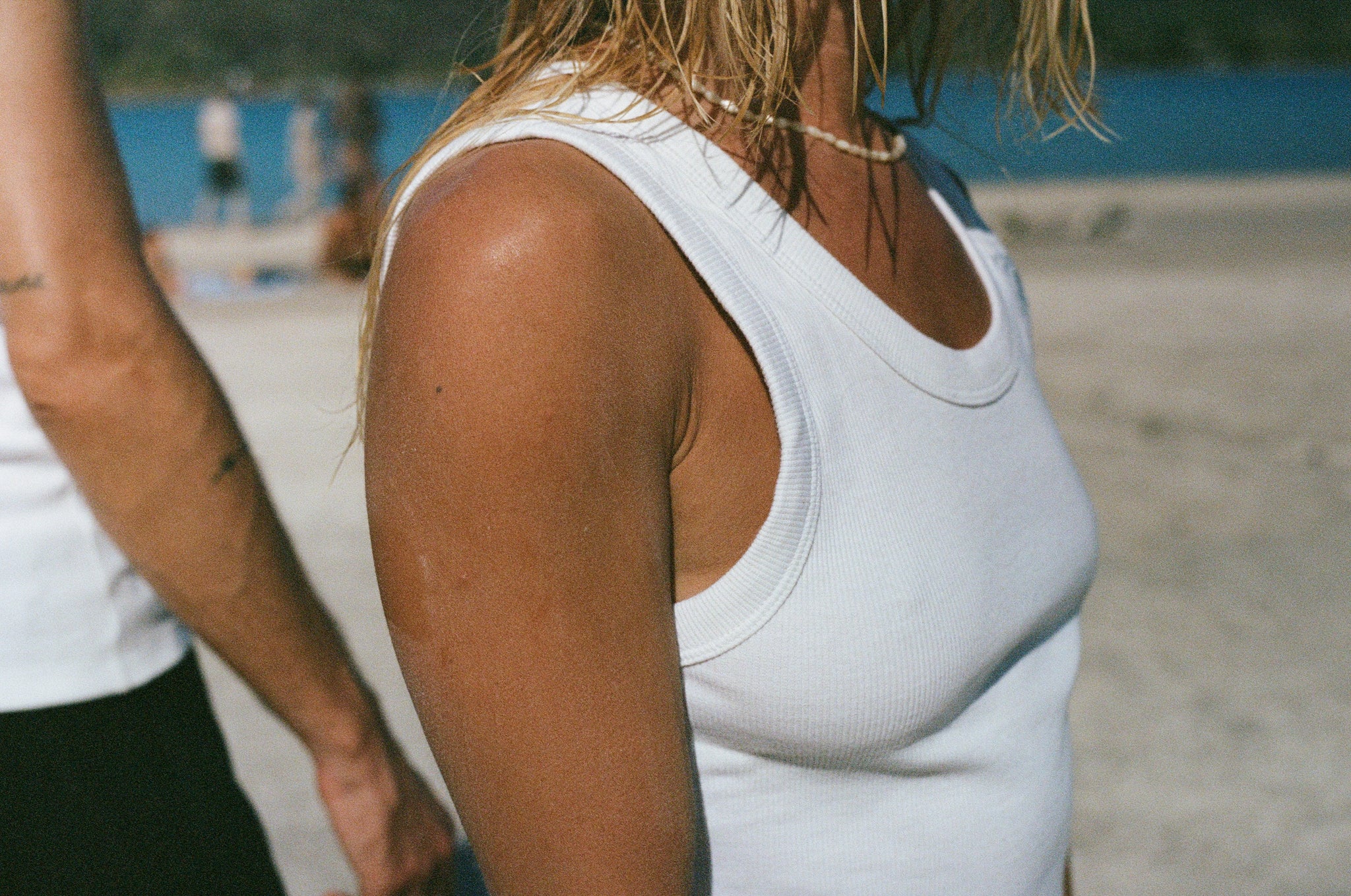 Le débardeur en coton côtelé blanc pour femme, porté sur la plage à Pantelleria, vue détaillée des bretelles