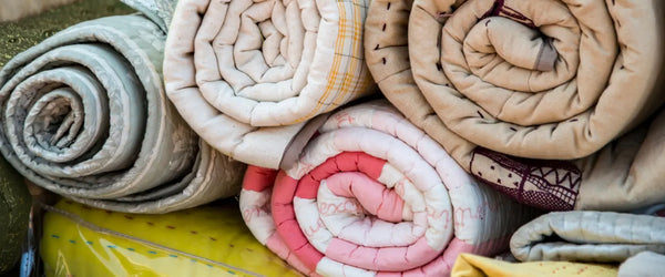 Edredons multicolores enroulés