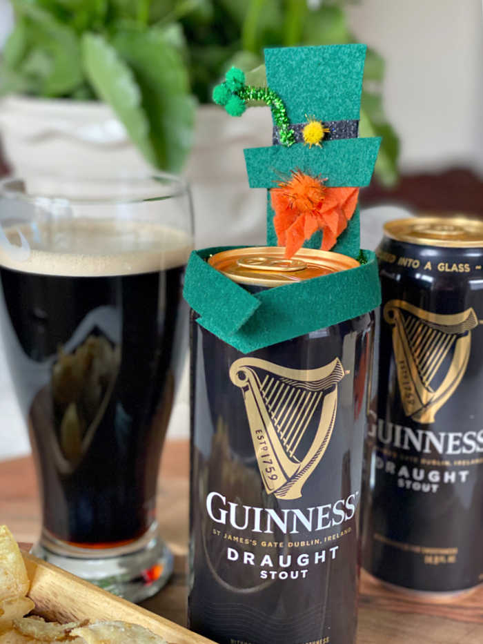 DIY felt leprechauns to celebrate St. Patrick's Day. Try these easy and fun kids craft to brighten up your holiday table and home. #stpatricksday #leprechaun #feltcrafts #easycraftsforkids #kidscraft