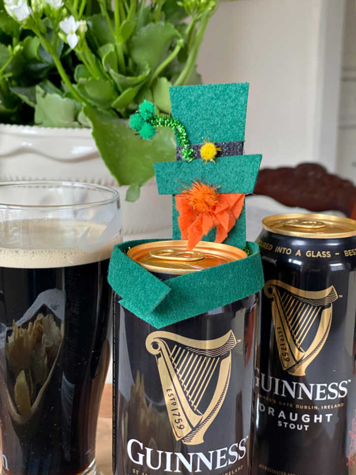 DIY felt leprechauns to celebrate St. Patrick's Day. Try these easy and fun kids craft to brighten up your holiday table and home. #stpatricksday #leprechaun #feltcrafts #easycraftsforkids #kidscraft