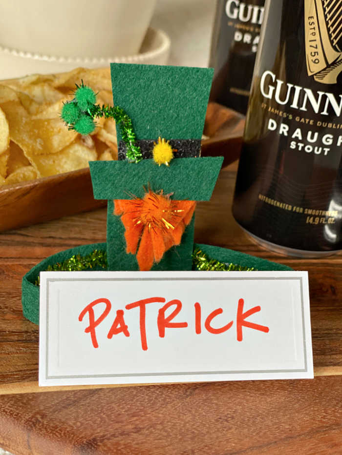 DIY felt leprechauns to celebrate St. Patrick's Day. Try these easy and fun kids craft to brighten up your holiday table and home. #stpatricksday #leprechaun #feltcrafts #easycraftsforkids #kidscraft