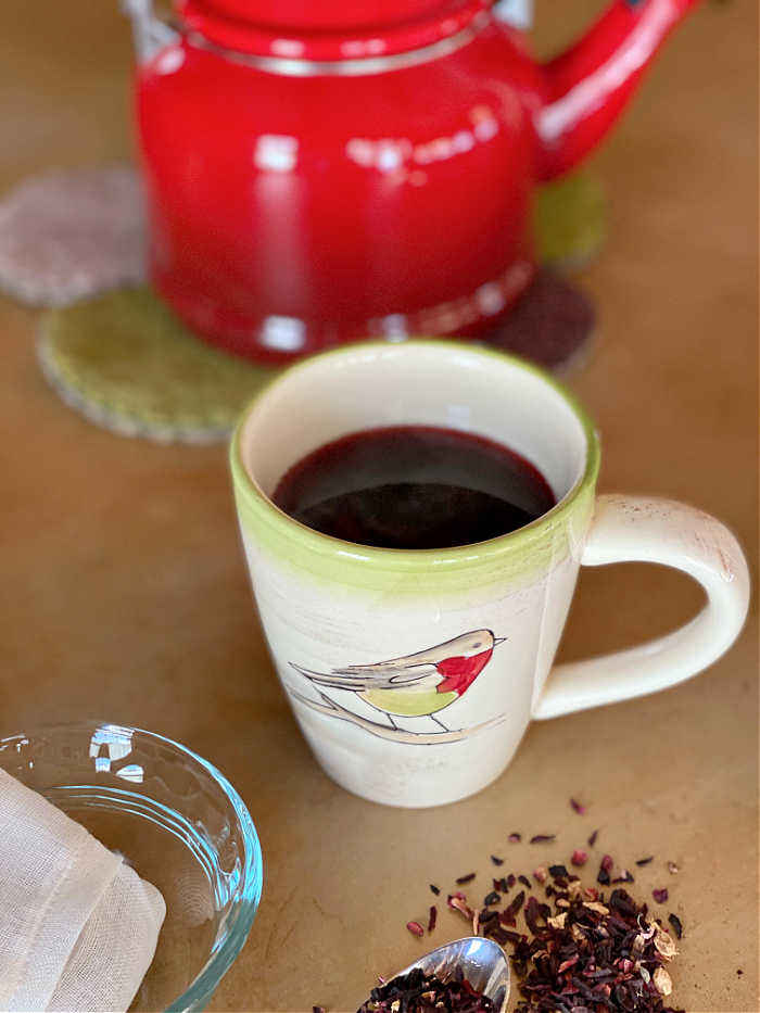 How to easily make reusable fabric tea bags. Try this easy sewing project to make loads of tea bags for a delicious cup of tea! #reusableteabag #sustainable #teatime #easysewing