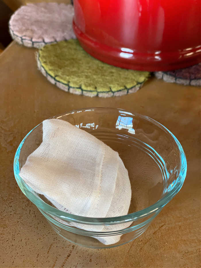How to easily make reusable fabric tea bags. Try this easy sewing project to make loads of tea bags for a delicious cup of tea! #reusableteabag #sustainable #teatime #easysewing