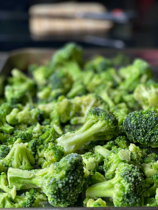 Broccoli and Cheddar Cheese Twice Baked Potatoes. Make these to serve for family feasts, weeknight dinners and great for lunch too! #broccolirecipes #eatyourgreens #gameday #potatoes