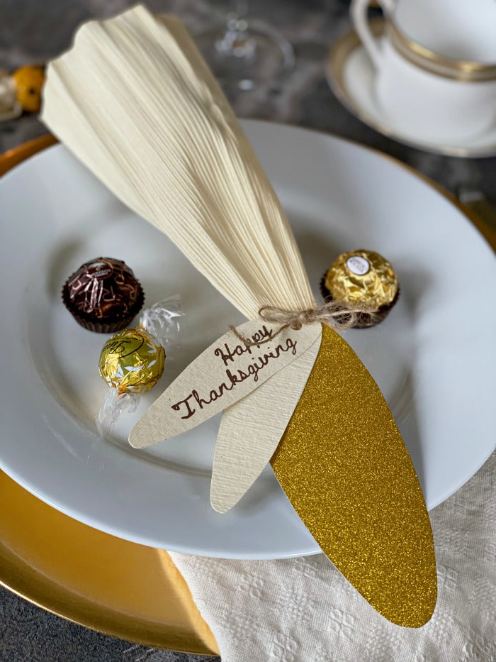 Corn Husk Party Favor Place Cards. Try these easy to make party favors and fill them with everyone's favorite candies this Thanksgiving! #partyfavor #placecard #Thanksgiving #feast #party #partyplanning #holiday #hostess