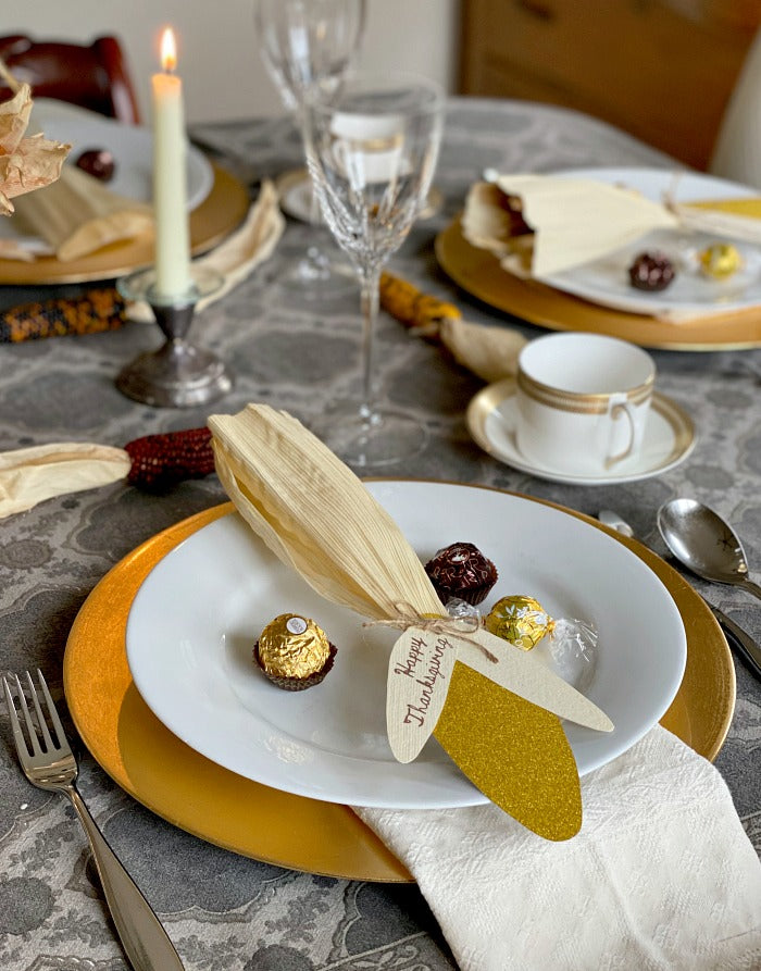 Corn Husk Party Favor Place Cards. Try these easy to make party favors and fill them with everyone's favorite candies this Thanksgiving! #partyfavor #placecard #Thanksgiving #feast #party #partyplanning #holiday #hostess