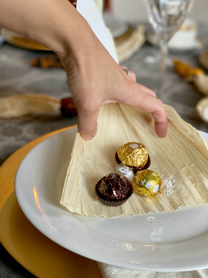 Corn Husk Party Favor Place Cards. Try these easy to make party favors and fill them with everyone's favorite candies this Thanksgiving! #partyfavor #placecard #Thanksgiving #feast #party #partyplanning #holiday #hostess