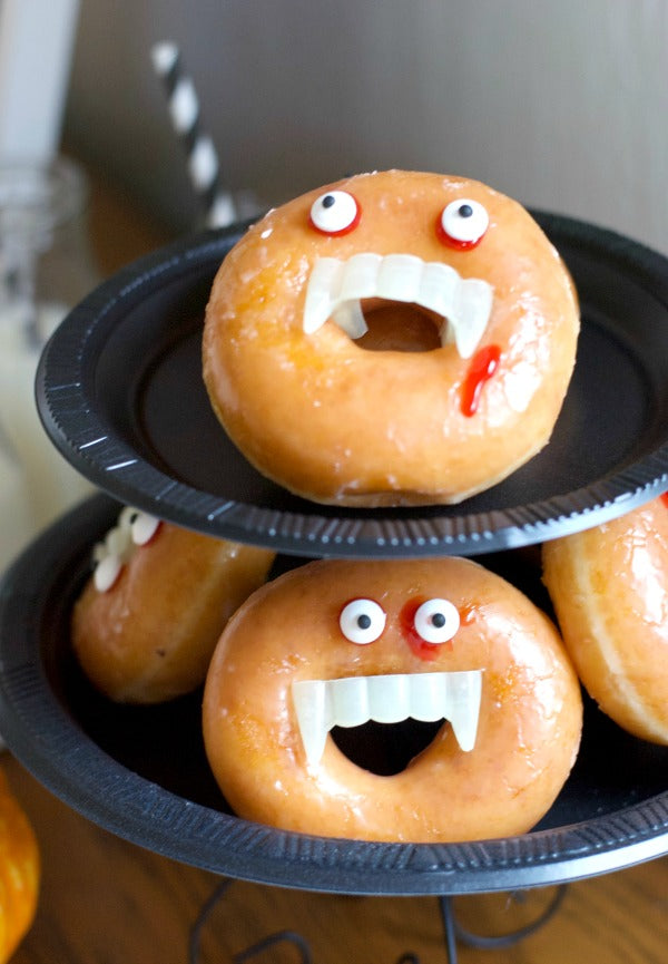 Click through to find out how to make my DIY $4 tiered dessert stand from dollar store finds | Party planning ideas | SatsumaDesigns.com #halloween #party #dollarstore