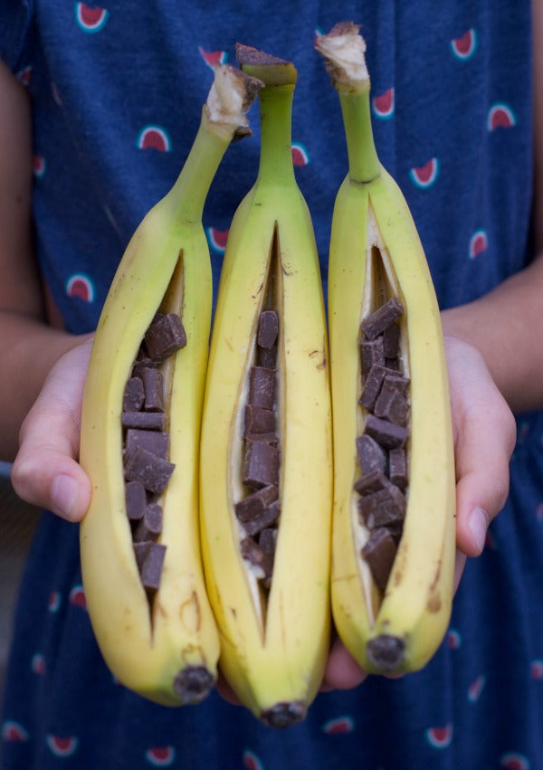  Click through to find out to make a grilled banana split in no time! | Delicious dessert recipes | Easy banana split recipe | SatsumaDesigns.com #bananasplit