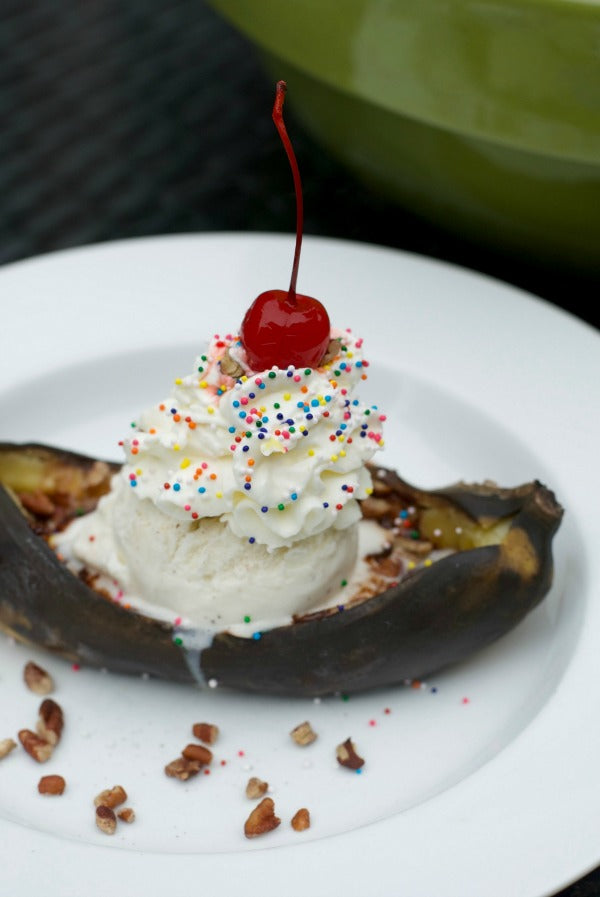  Click through to find out to make a grilled banana split in no time! | Delicious dessert recipes | Easy banana split recipe | SatsumaDesigns.com #bananasplit