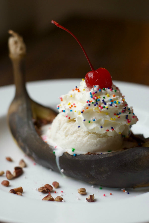  Click through to find out to make a grilled banana split in no time! | Delicious dessert recipes | Easy banana split recipe | SatsumaDesigns.com #bananasplit