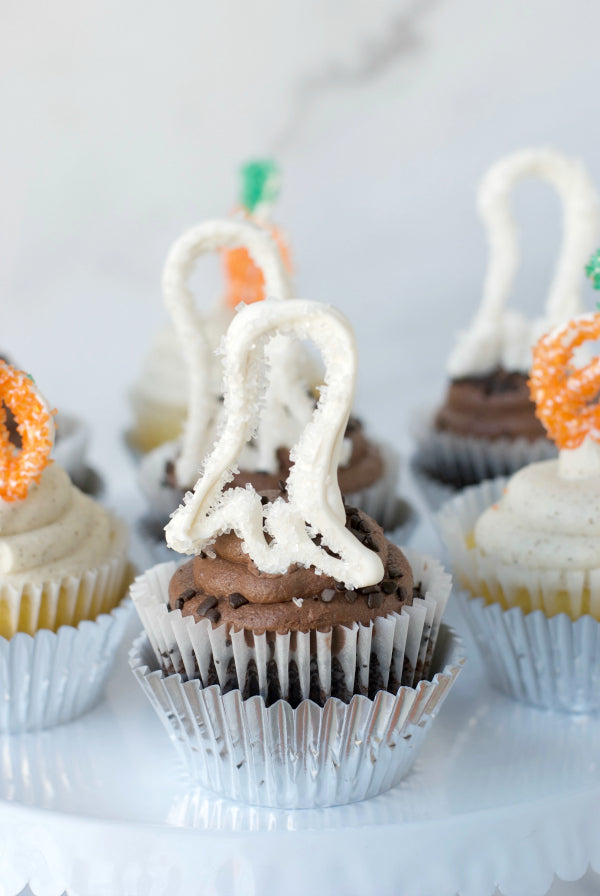 Halloween sprinkle cupcake toppers made from candy melts and decorated with sanding sugar take just minutes to make and leave a big impression! Perfect for Halloween parties #halloween #partyplanning #pumpkins #ghosts #cupcakes #candymelts #dessert