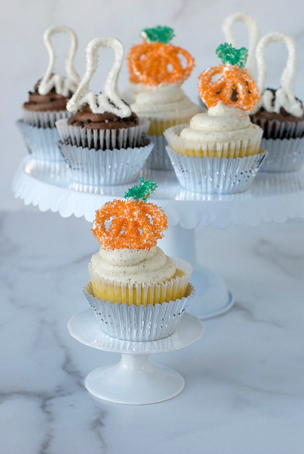 Halloween sprinkle cupcake toppers made from candy melts and decorated with sanding sugar take just minutes to make and leave a big impression! Perfect for Halloween parties #halloween #partyplanning #pumpkins #ghosts #cupcakes #candymelts #dessert