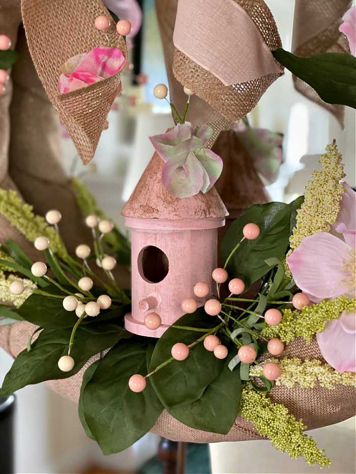 How to make a butterfly fairy garden wreath for spring. Here is a delightful way to welcome the season, butterflies and fairies into your home! Make this wreath with the kids for the best effect! #fairyhouse #wonderland #butterflygarden #polinators