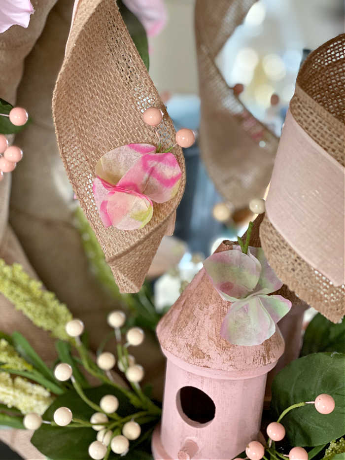 How to make a butterfly fairy garden wreath for spring. Here is a delightful way to welcome the season, butterflies and fairies into your home! Make this wreath with the kids for the best effect! #fairyhouse #wonderland #butterflygarden #polinators