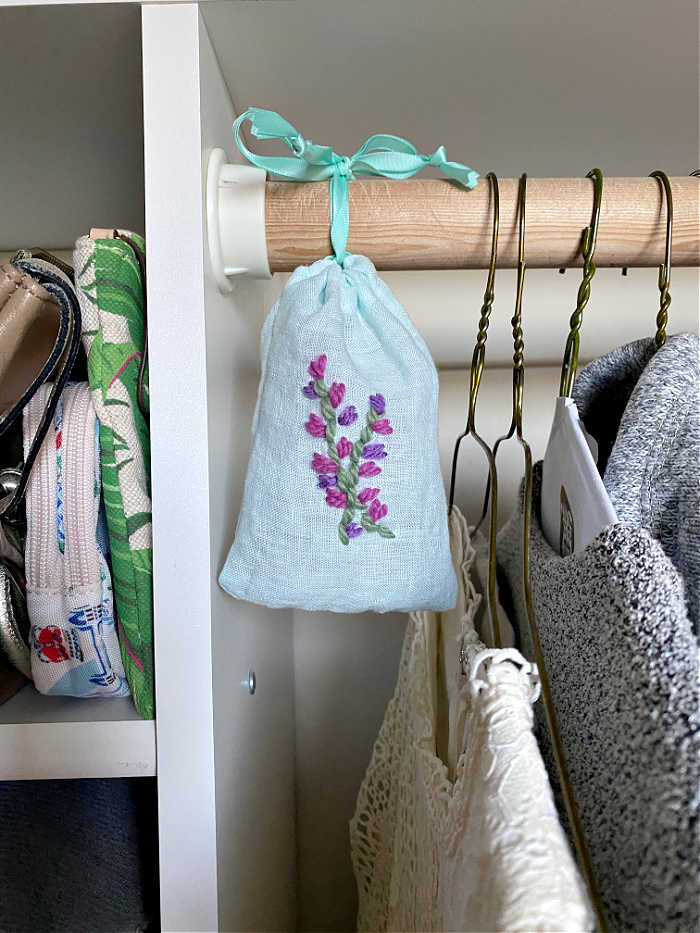 Here's how to make a sweet embroidered lavender sachet. This tutorial on how to sew a drawstring bag is so versatile and easy! #easysewing #sewinglesson #makers #lavender #valentinesdaygifts #crafts