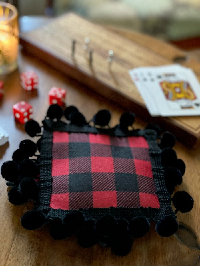 No sew buffalo check felt coasters are a snap to make and require just a few materials and tools you have on hand. Make these lodge style coasters to present at hostess gifts this season! #autumn #winter #farmhouse #decor #easydiy #nosew #feltcrafts #pompomcrafts #buffalocheck #cozy #lodgecraft #lakehousedecor
