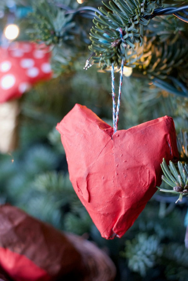 Click through to make my diy paper mache christmas ornaments | Easy paper mache | DIY Christmas ornaments | SatsumaDesigns.com #Christmas #papermache #ornaments